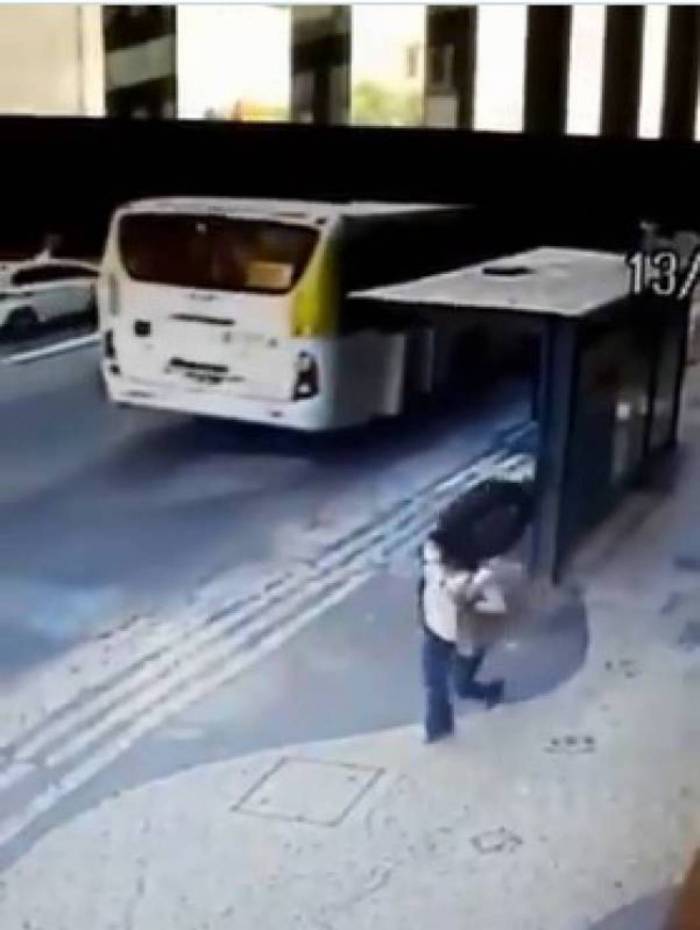 Mulher é jogada no chão com a força do impacto