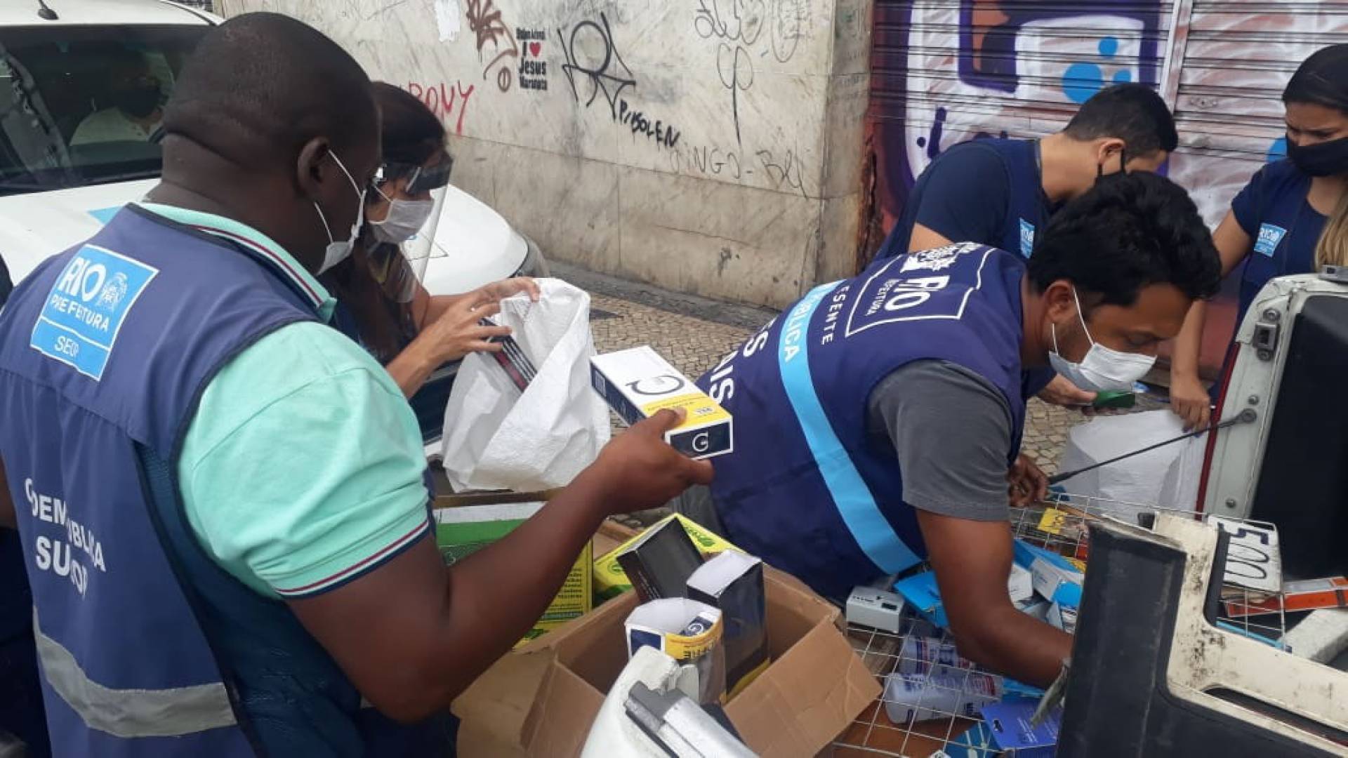 Fiscais da Prefeitura do Rio desmontam barracas de camelÃŽs na Ã¡rea da Central do Brasil