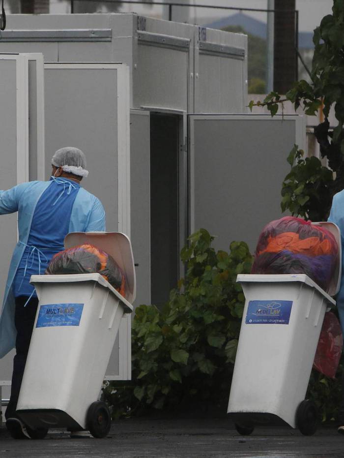 Movimenta&ccedil;&atilde;o no hospital de campanha do Maracan&atilde;, Zona Norte do Rio, ap&oacute;s den&uacute;ncia de material descartado de forma irregular