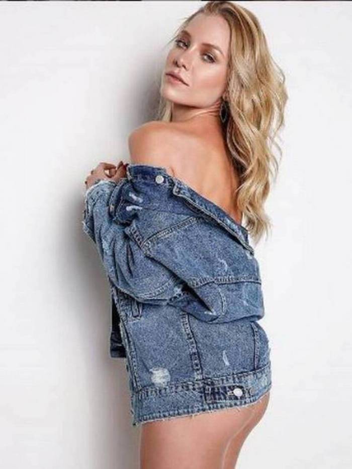 Najila Trindade volta às redes sociais, posta fotos sensuais e manda indireta para Neymar