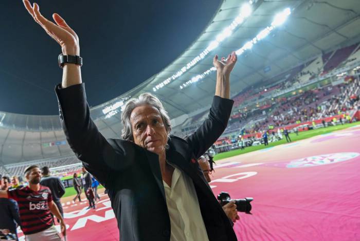 Flamengo's coach Jorge Jesus greets the crowd following his team's victory during the 2019 FIFA Club World Cup semi-final football match between Brazil's Flamengo and Saudi's al-Hilal at the Khalifa International Stadium in the Qatari capital Doha on December 17, 2019. (Photo by Giuseppe CACACE / AFP)