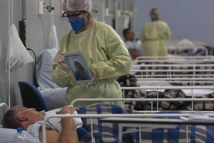 Paciente em hospital de campanha em  São Paulo fala com parente por chamada de vídeo: 202.918 infectados no país 