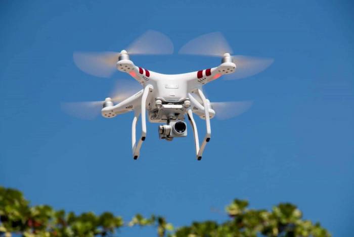 Drones com câmera são controlados a distância para filmagens