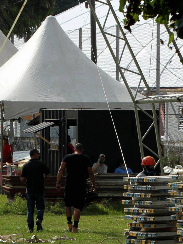 Operários ainda trabalham na montagem do hospital de campanha