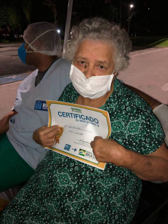 Dona Glória, de 76 anos, venceu a Covid-19 após 15 dias internada
