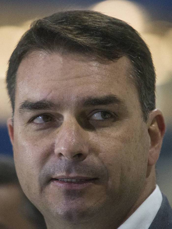 Fl&aacute;vio Bolsonaro usou um funk com palavr&otilde;es como trilha sonora da postagem