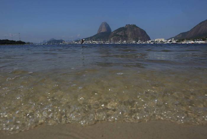 Rio de Janeiro 18/05/2020 - Covid-19 - Qualidade da agua na praia de Botofogo. Foto: Luciano Belford/Agencia O Dia