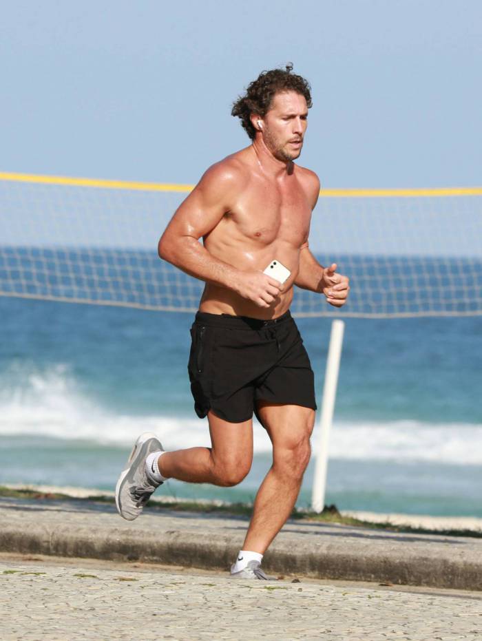 Flávio Canto corre na orla da Praia da Barra