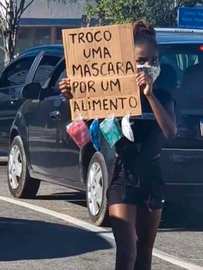 Ana J&uacute;lia Costa Sabin, 9 anos, ganhou notoriedade ao segurar cartaz com os dizeres "Troco m&aacute;scara por alimento", ao acompanhar sua m&atilde;e, Silvana, em sem&aacute;foros. 