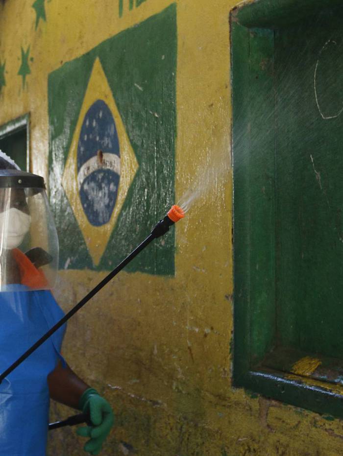 Agentes da Comlurb realizaram higienização na comunidade Barreira do Vasco, ontem