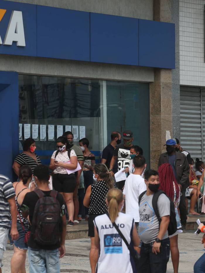 Em tempos de covid-19 fica o lembrete: mantenha distanciamento social de 1,5 metro a 2 metros, use &aacute;lcool gel e m&aacute;scara, e evite aglomera&ccedil;&otilde;es, como essa da foto