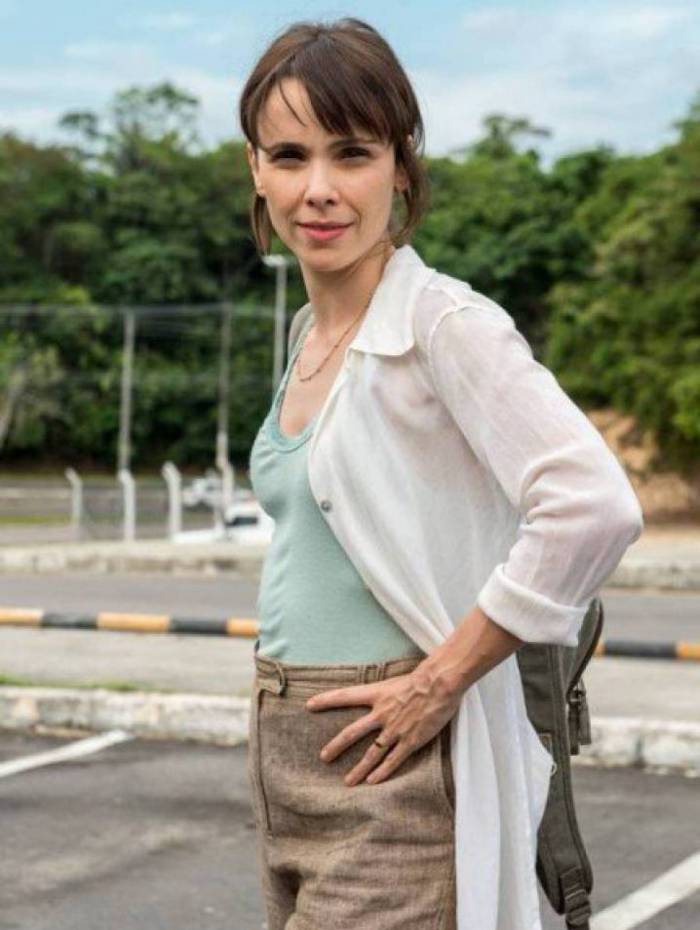 Débora Falabella vive a ativista ambiental Natalie em 'Aruanas'
