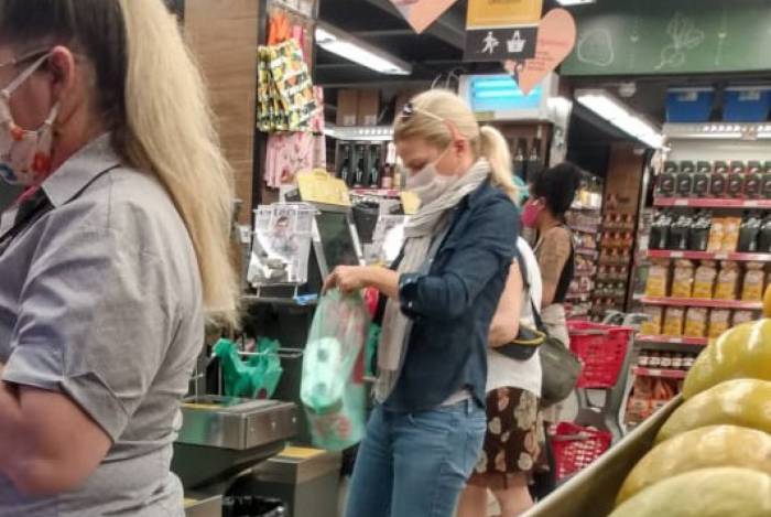 Paula Toller é flagrada comprando papel higiênico