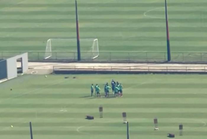 Os jogadores do Flamengo treinam no campo do Ninho do Urubu