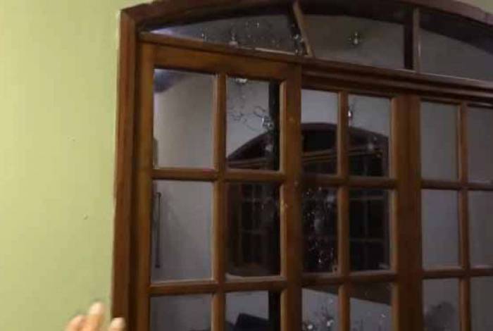 Marcas de tiros ficaram espalhadas em diversos cômodos da casa do adolescente, em São Gonçalo