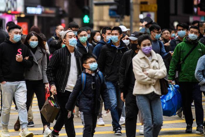 Moradores de Hong Kong com máscaras de proteção ao novo coronavírus