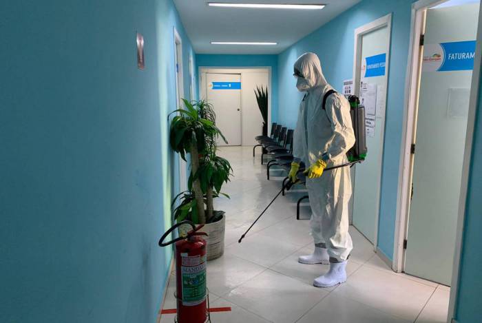 Militares usaram borrifadores, flanelas e água sanitária para higienizar maternidade