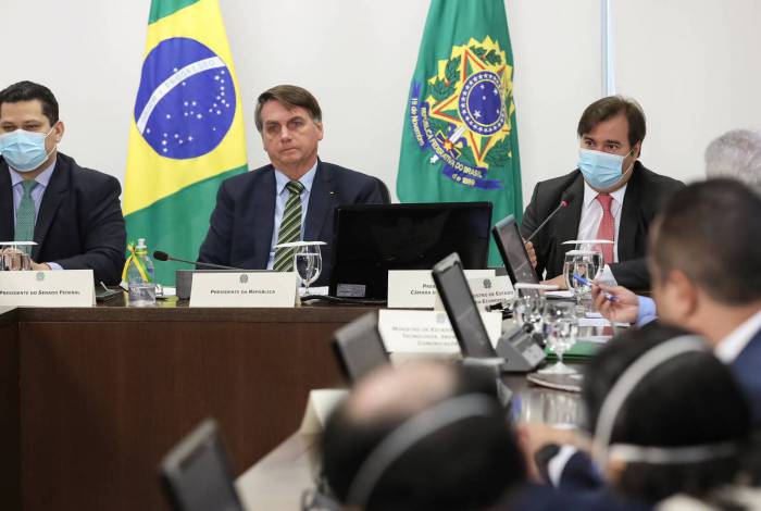 O presidente da República, Jair Bolsonaro, comandou a reunião virtual que teve com governadores ao lado dos presidentes da Câmara, Rodrigo Maia (DEM-RJ), e do Senado, Davi Alcolumbre (DEM-AP)