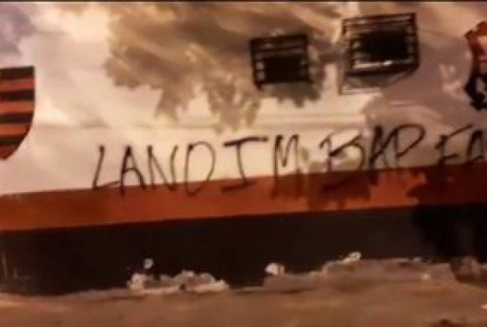 Muros da Gávea amanhecem pichados em protesto contra a diretoria