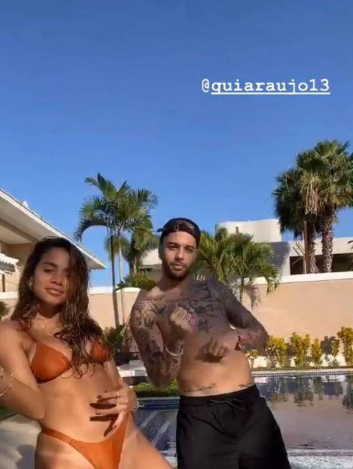Gui Araújo e Anitta dançam à beira da piscina