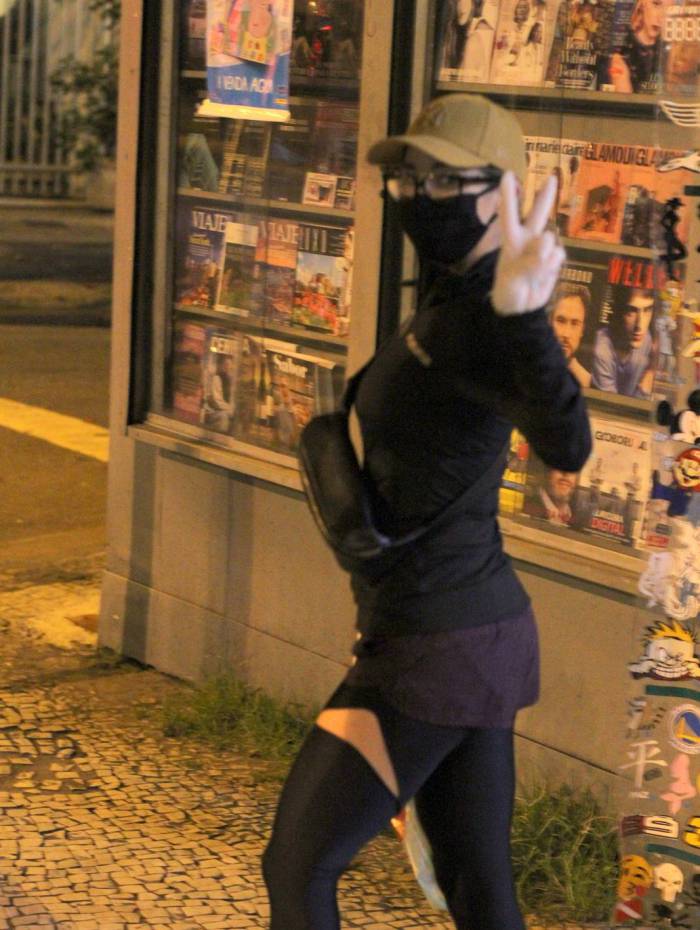 Danielle Winits compra máscara no Leblon, na Zona Sul do Rio