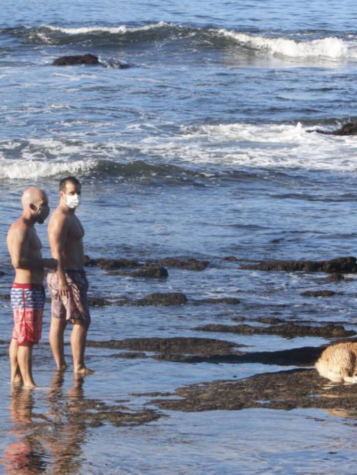Moradores aproveitam primeiro dia de flexibilização das restrições na Praia de Icaraí