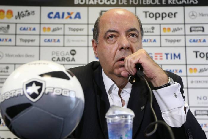 O presidente Nelson Mufarrej tenta amenizar a crise no Botafogo

