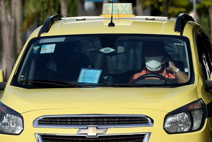 Rio - 22/05/2020 - COVID 19 - CORONAVIRUS -  Taxista dirigindo e falando ao celular. Foto: Daniel Castelo Branco / Agencia O Dia