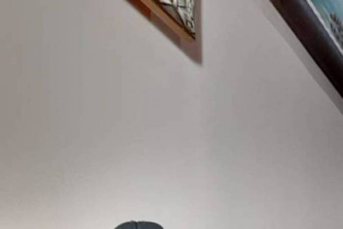 O fotógrafo Vlad (E), criador da máscara, e o cantor e ex-BBB André Gabeh posam com a peça inusitada
