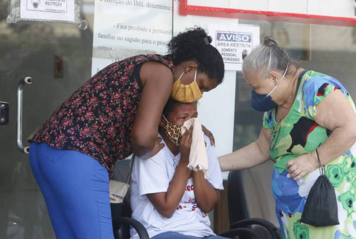 Verônica Maria aguarda, no IML, liberação do corpo do filho, Rodrigo Cerqueira, morto em operação policial no Morro da Providência na quinta-feira