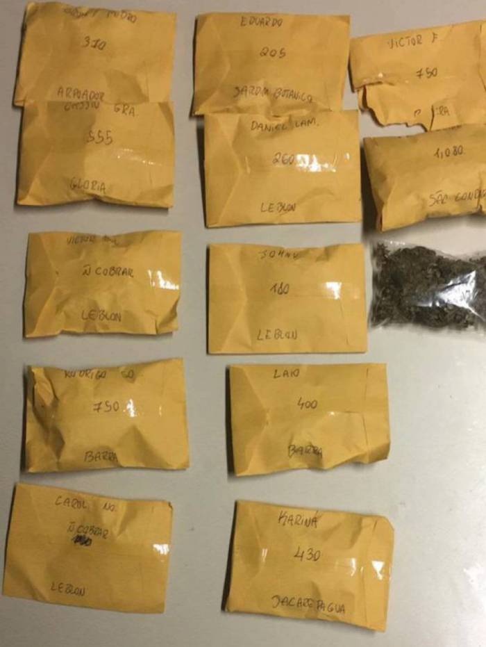 Com a dupla, a polícia apreendeu envelopes de skank com endereços dos prováveis consumidores