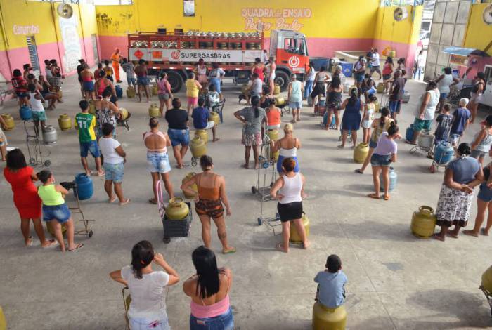 Distribuição de botijões de gás e de cestas básicas da Cufa, nas comunidades de Acari e Vigário Geral 