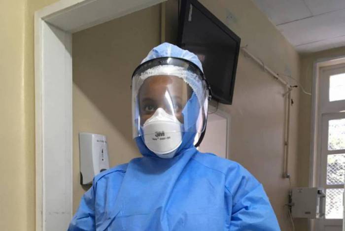 A enfermeira usa como Equipamento Individual de Segurança: pijama cirúrgico, capote, touca, óculos, face shields, luvas, proteção para o calçado e máscaras