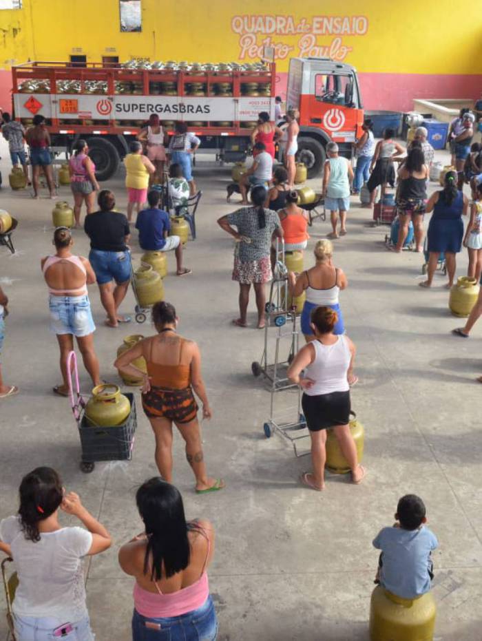 Distribuição de botijões de gás e de cestas básicas da Cufa, nas comunidades de Acari e Vigário Geral 