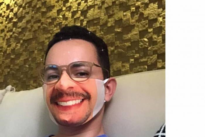 Cleiton Vinicius C de Oliveira com a máscara criativa