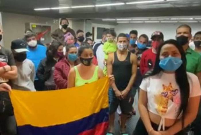Cerca de 180 colombianos seguem acampando no local