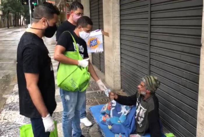 O grupo Pela Vidda distribuiu máscaras e lanches na Cinelândia
