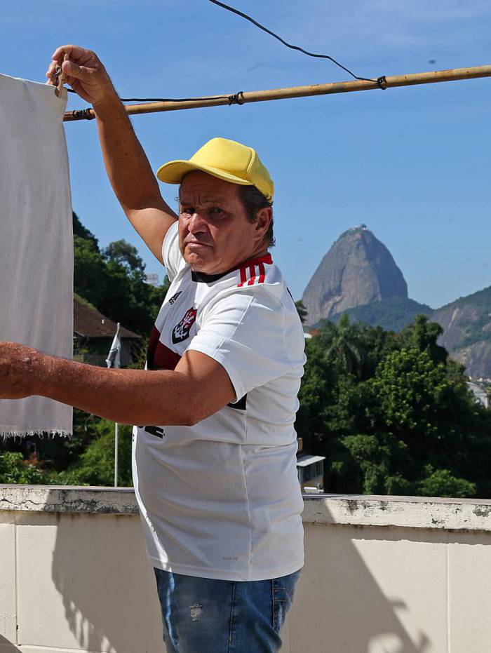 Delley no terra&ccedil;o da sua casa, em Botafogo: vista para o P&atilde;o de A&ccedil;&uacute;car