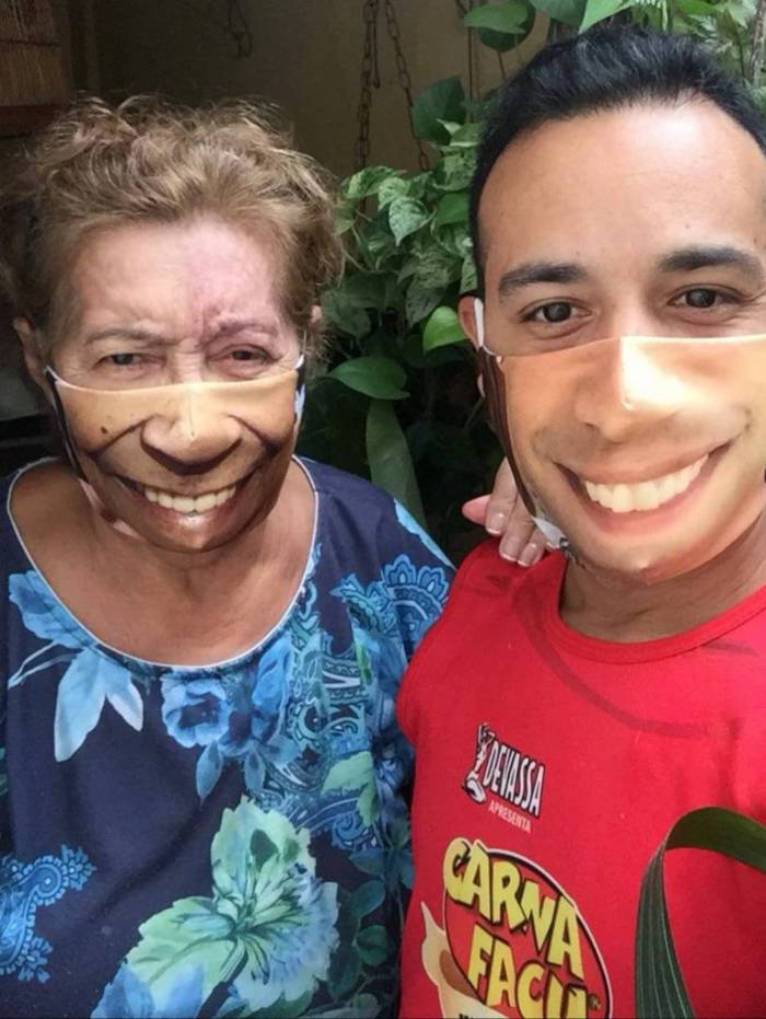 Washington Melo posa com a mãe usando a peça