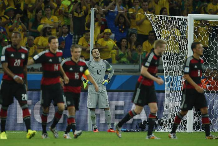 Abatido, o goleiro Júlio César vê a festa dos alemães, que venceram por 7 a 1 na semifinal da Copa do Mundo de 2014