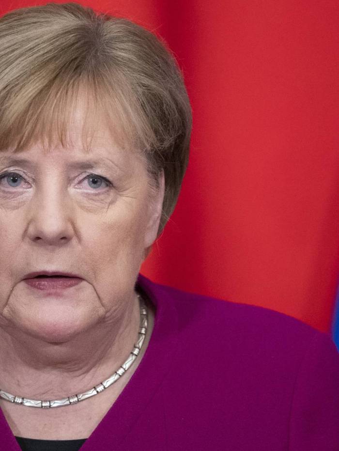 "Se tivermos muito contato antes do Natal e for nosso &uacute;ltimo Natal com nossos av&oacute;s, teremos sido negligentes", afirmou Angela Merkel