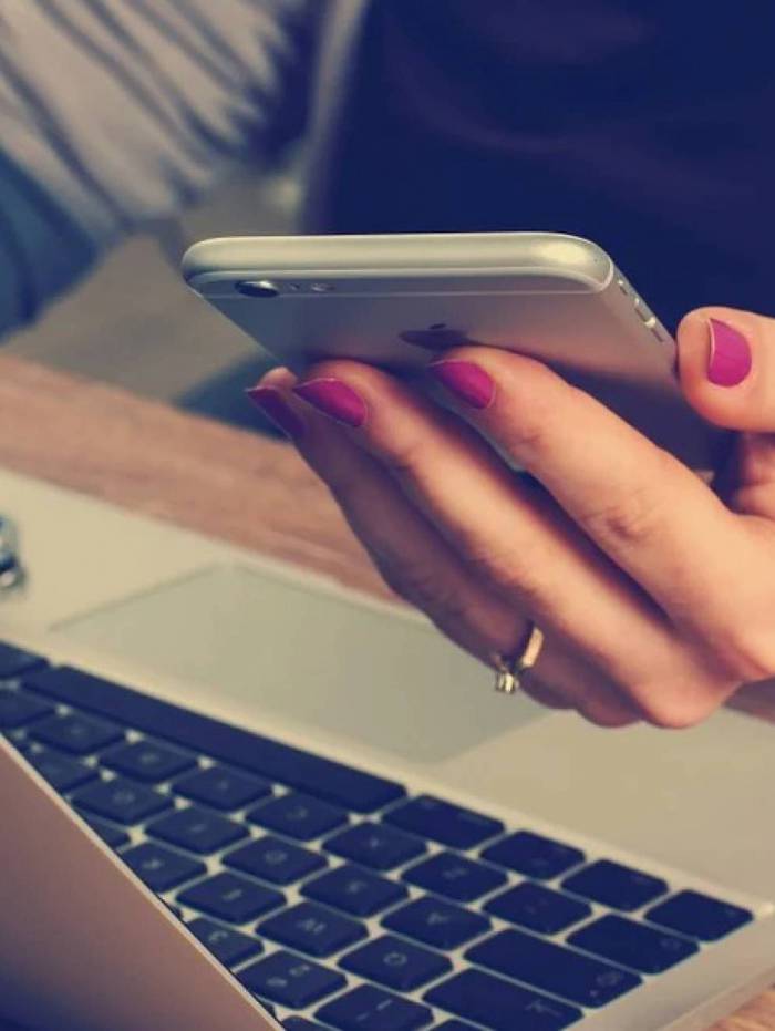 Álcool em gel pode prejudicar tela
