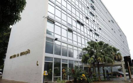 Oposição ao governo critica caso das escolas fakes