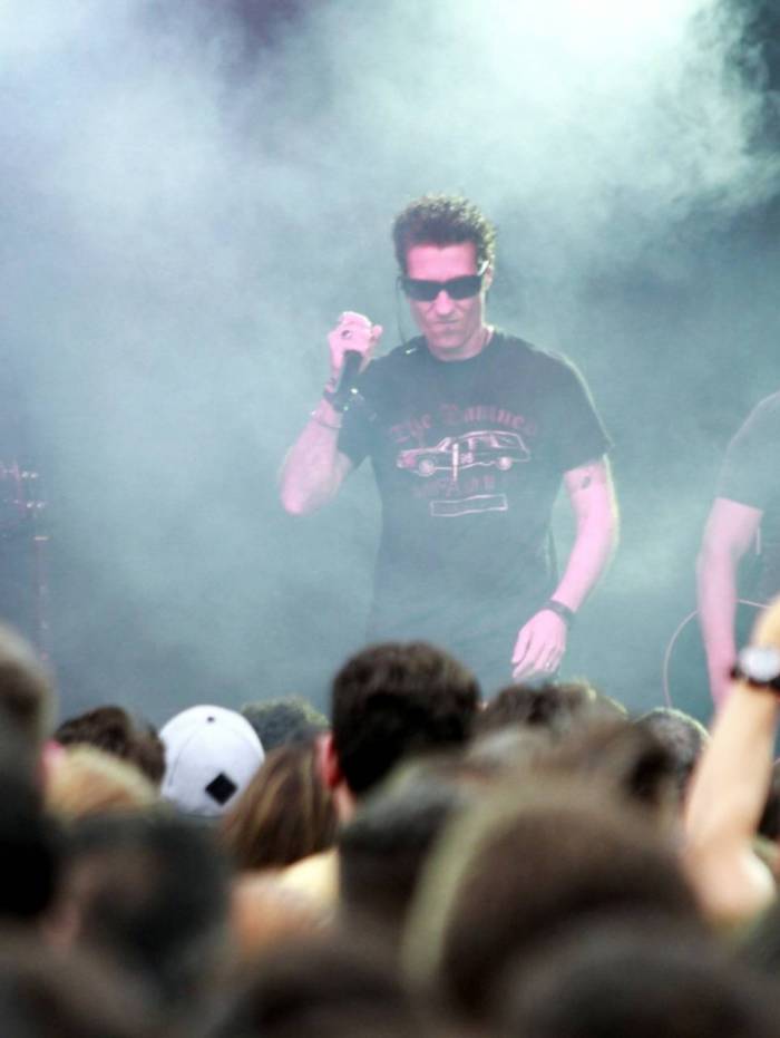 Dinho Ouro Preto se apresenta no palco da Rock District