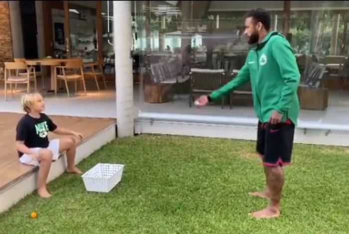 Neymar faz o filho 'cabecear ovo'