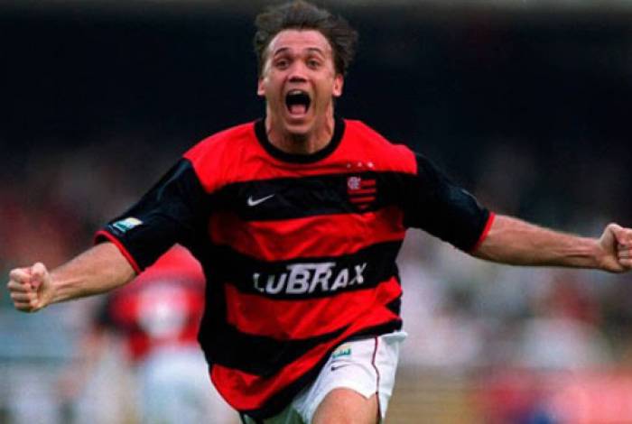 Petkovic marcou um golaço de falta, aos 43' do segundo tempo, e deu o título ao Flamengo