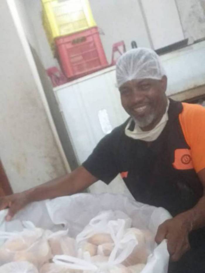 Morador da Rocinha, Isael Jacinto da Costa, de 52 anos, pensou em algo mais simples para ajudar os vizinhos: doar sacos de pÃ£es. 