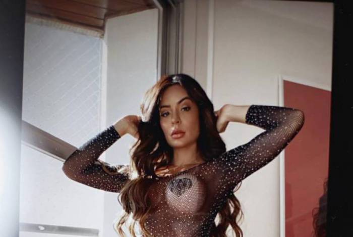 Denise Dias 'quebra' a internet em foto ousada