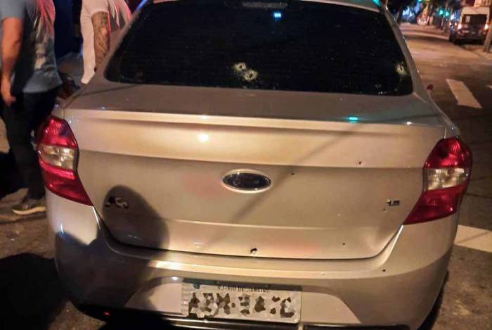 Carro roubado ficou com várias marcas de tiros