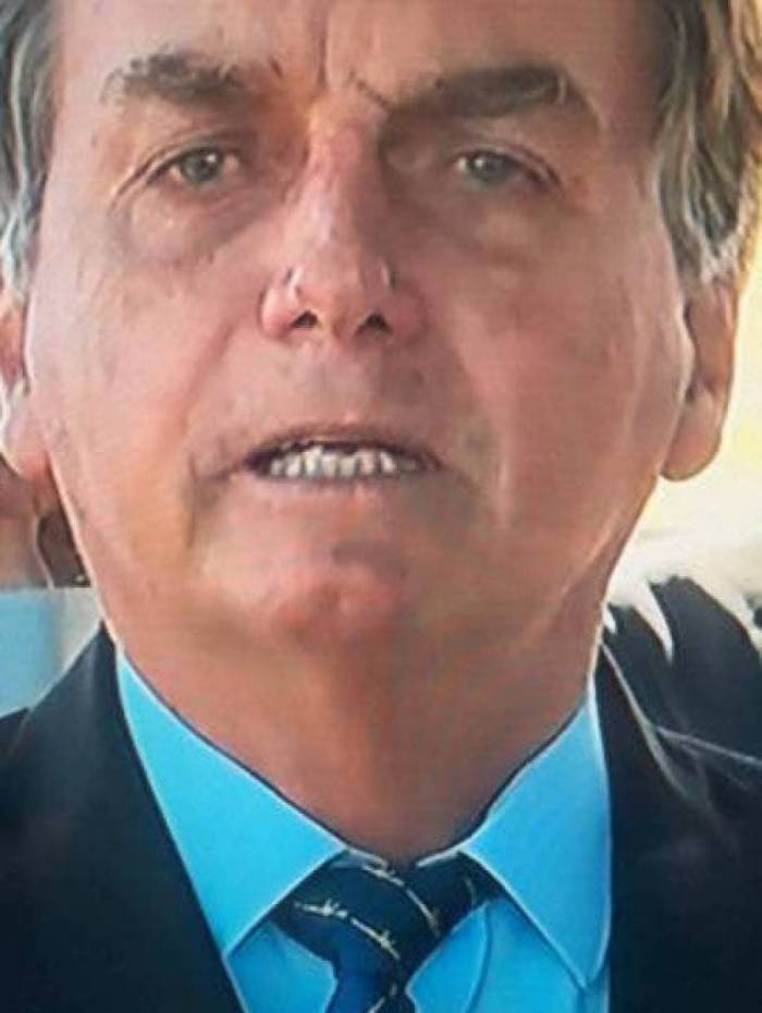 Bolsonaro usa gravata estampada com fuzis